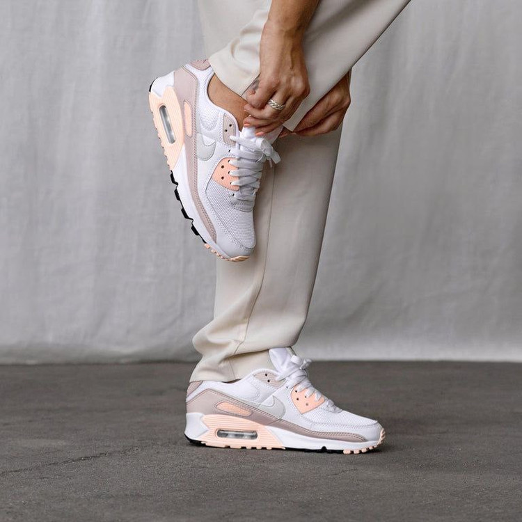 “Nike Air Max سفید و صورتی با طراحی مدرن، رویه مش و چرم مصنوعی، زیره EVA و فناوری Air Max، مناسب برای استایل اسپرت و روزمره.”