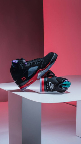کتونی جردن 5 رترو مشکی قرمز مستر کوالیتی مدل Jordan 5 Retro Black Red با الهام از طراحی کلاسیک سال 1990، دارای زبانه براق، کفی یخی و رویه چرم نبوک است. استایلی منحصربهفرد و نمادین که به امضای مایکل جردن شناخته میشود.