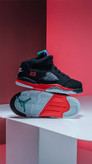 کتونی جردن 5 رترو مشکی قرمز مستر کوالیتی مدل Jordan 5 Retro Black Red با الهام از طراحی کلاسیک سال 1990، دارای زبانه براق، کفی یخی و رویه چرم نبوک است. استایلی منحصربهفرد و نمادین که به امضای مایکل جردن شناخته میشود.
