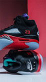 کتونی جردن 5 رترو مشکی قرمز مستر کوالیتی مدل Jordan 5 Retro Black Red با الهام از طراحی کلاسیک سال 1990، دارای زبانه براق، کفی یخی و رویه چرم نبوک است. استایلی منحصربهفرد و نمادین که به امضای مایکل جردن شناخته میشود.