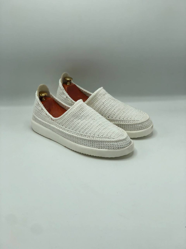 گیوه مردانه در تخفیف سفید با زیره پیو و کفی چرمی