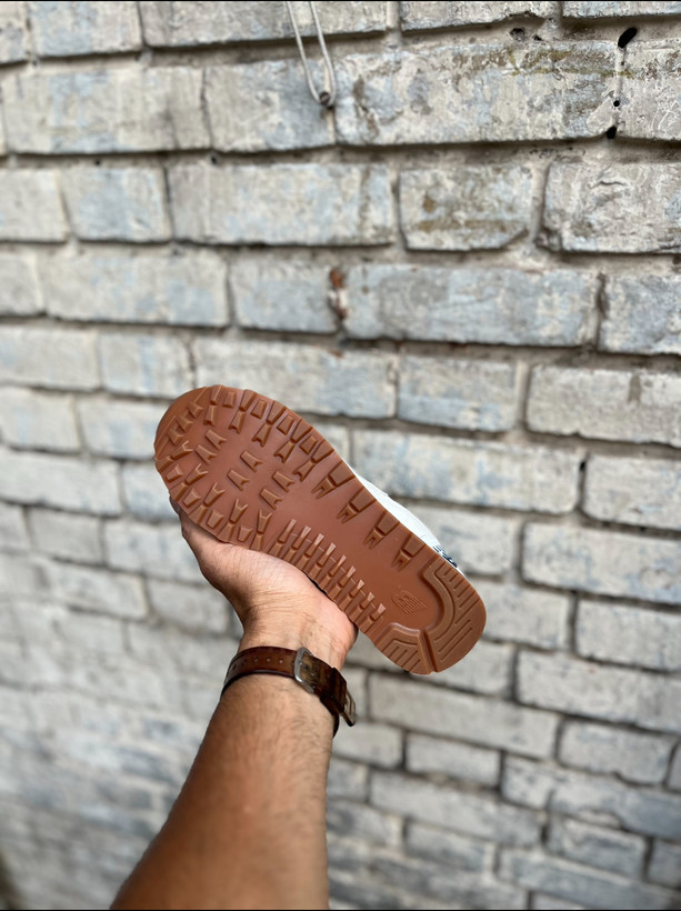 خرید کتونی نیوبالانس 574 مستر کوالیتی خاکستری با کیفیت بالا – کتانی اسپرت New Balance 574 با رنگ سرمهای و طلای نسکافهای