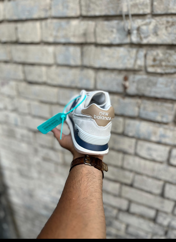 کفش اسپرت نیوبالانس مدل 574 خاکستری مردانه و زنانه – کتانی اورجینال New Balance با لوگو سرمهای و جزئیات طلای نسکافهای