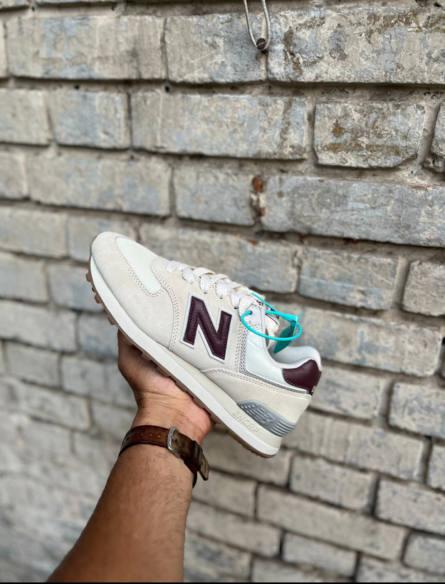 خرید کتونی کرم زرشکی