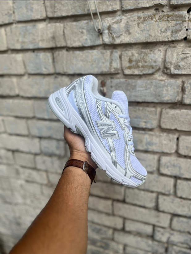 خرید کتونی سفید نقرهای