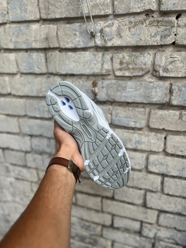 قیمت کتونی شیک با جزئیات نقرهای