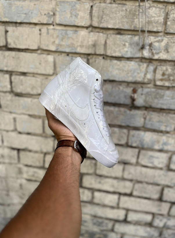 خرید کتونی سفید ساقدار