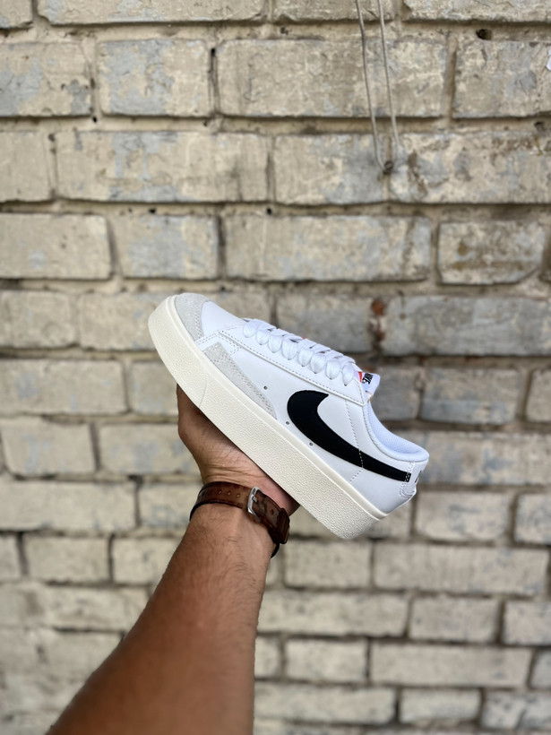 خرید کتونی سفید با لوگوی مشکی