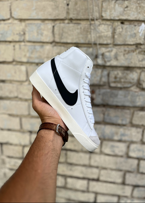 خرید کتونی سفید ساقدار با لوگوی مشکی