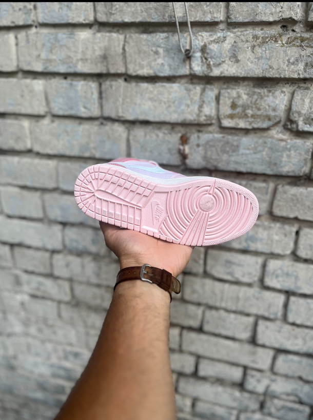 خرید کتونی صورتی جردن