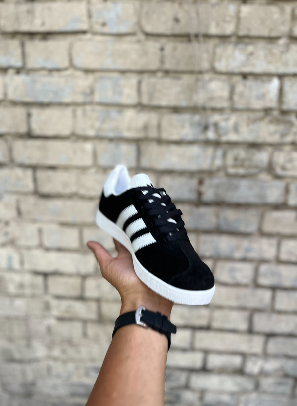 خرید کتونی مشکی با خط سفید