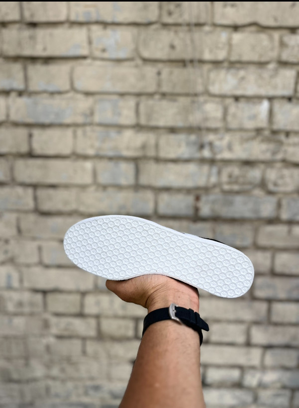 استایل کردن کتونی زنانه گزل مستر کوالیتی مشکی با سه خط سفید