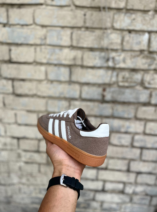 استایل کردن کتونی اسپیزال قهوه ای سه خط سفید