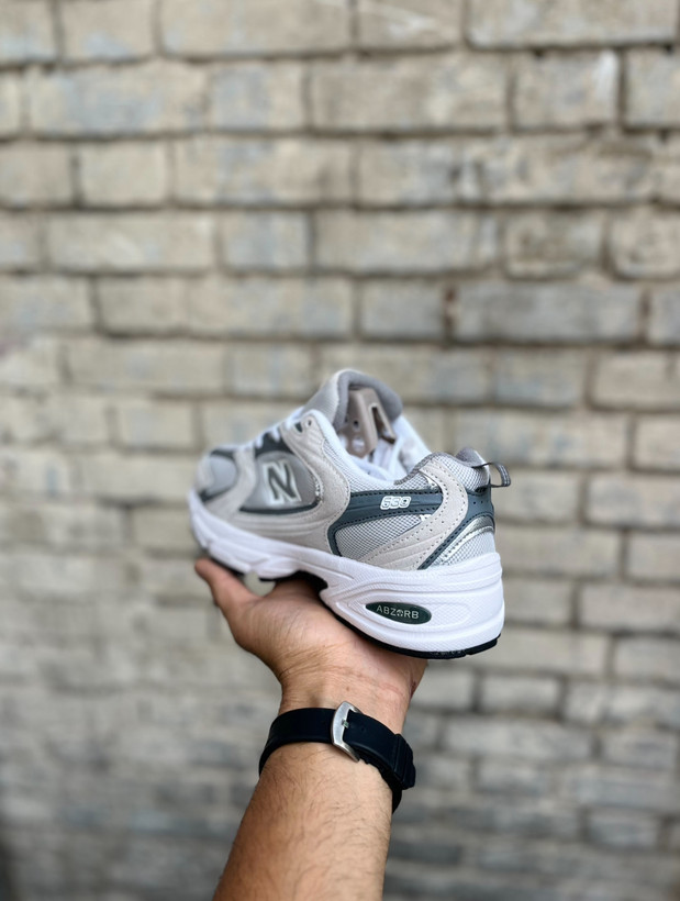 استایل کردن کتونی نیوبالانس ۵۳۰ سفید و طوسی