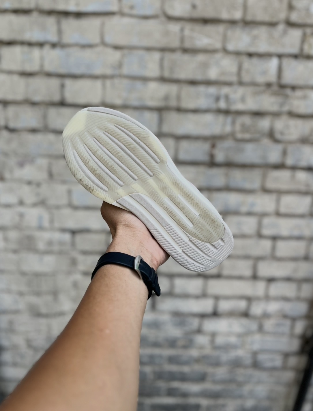 ست کردن کتونی کرم