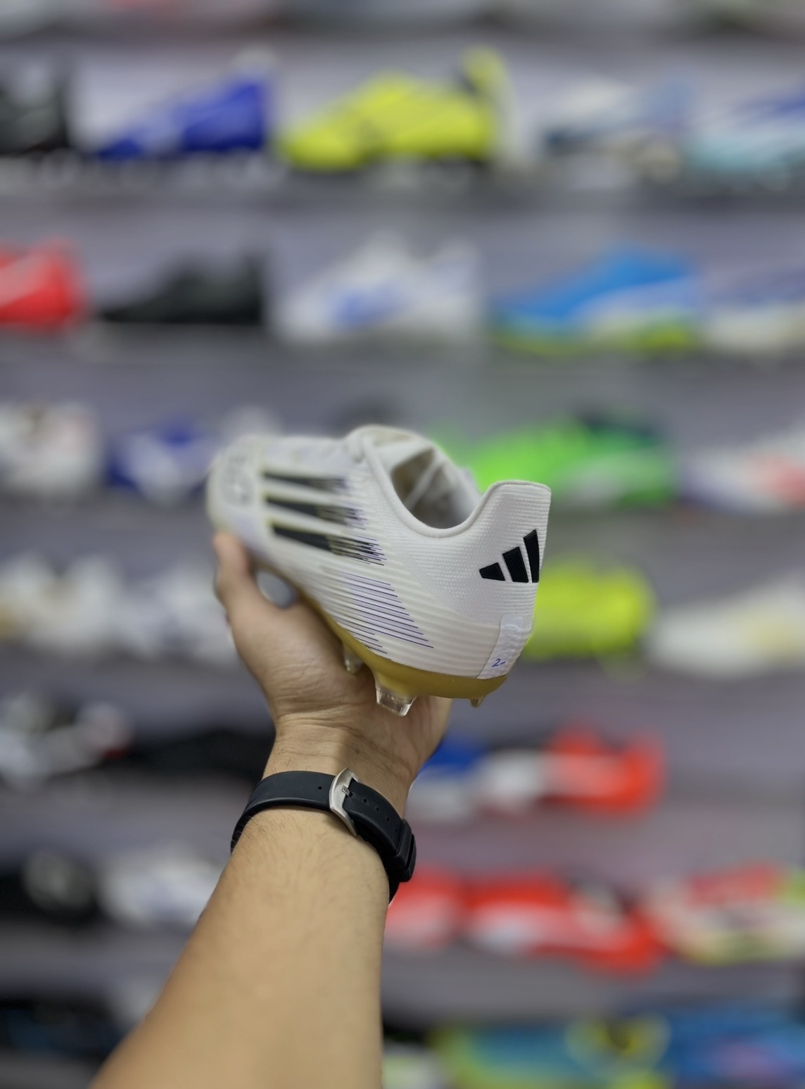 کتونی فوتبال سفید طلایی بنفش