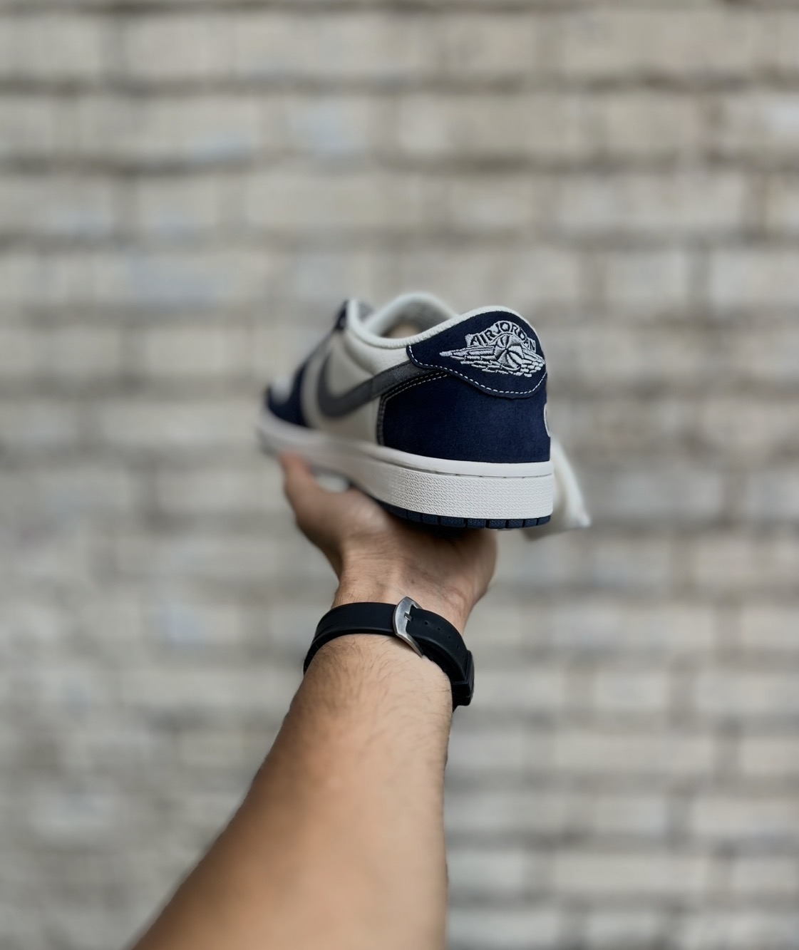 معرفی کتونی اسپرت تراویس گوچی سفید سرمه‌ای لوگو خاکستری مسترکوالیتی