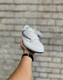 معرفی کتونی اسپرت تراویس لویی ویتون سفید کرم خاکستری مسترکوالیتی