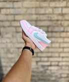 خرید قسطی کتونی زنانه جردن وان سفید صورتی لوگو آبی پاستیلی مسترکوالیتی