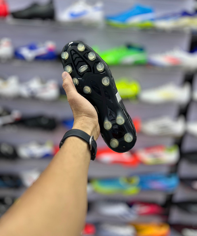 معرفی کفش فوتبال میزانو اورجینال