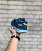 خرید قسطی کتونی زنانه هوکا مدل Stinson ATR6 سرمهای با زیره آبی و لوگوی صورتی مسترکوالیتی