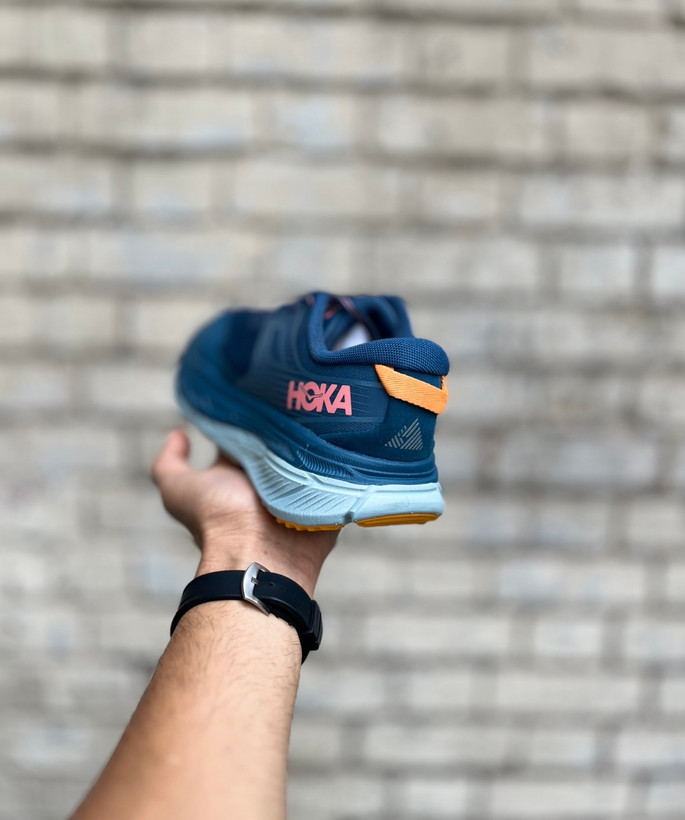 خرید قسطی کتونی زنانه هوکا مدل Stinson ATR6 سرمهای با زیره آبی و لوگوی صورتی مسترکوالیتی