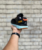 خرید کتونی مردانه هوکا Stinson ATR6 مشکی زیره آبی جزئیات نارنجی مسترکوالیتی