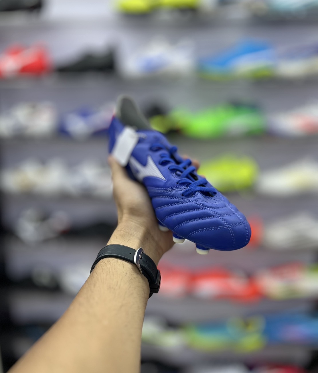 قیمت استوک فوتبال میزانو آبی با لوگوی سفید مخصوص چمن طبیعی کلاس A