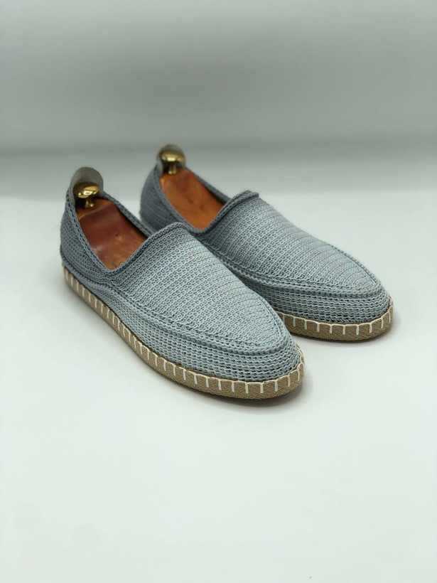 گیوه اسپرت طوسی با زیره پیو و کفی چرمی،طراحی ساده و مدرن برای استفاده روزمره