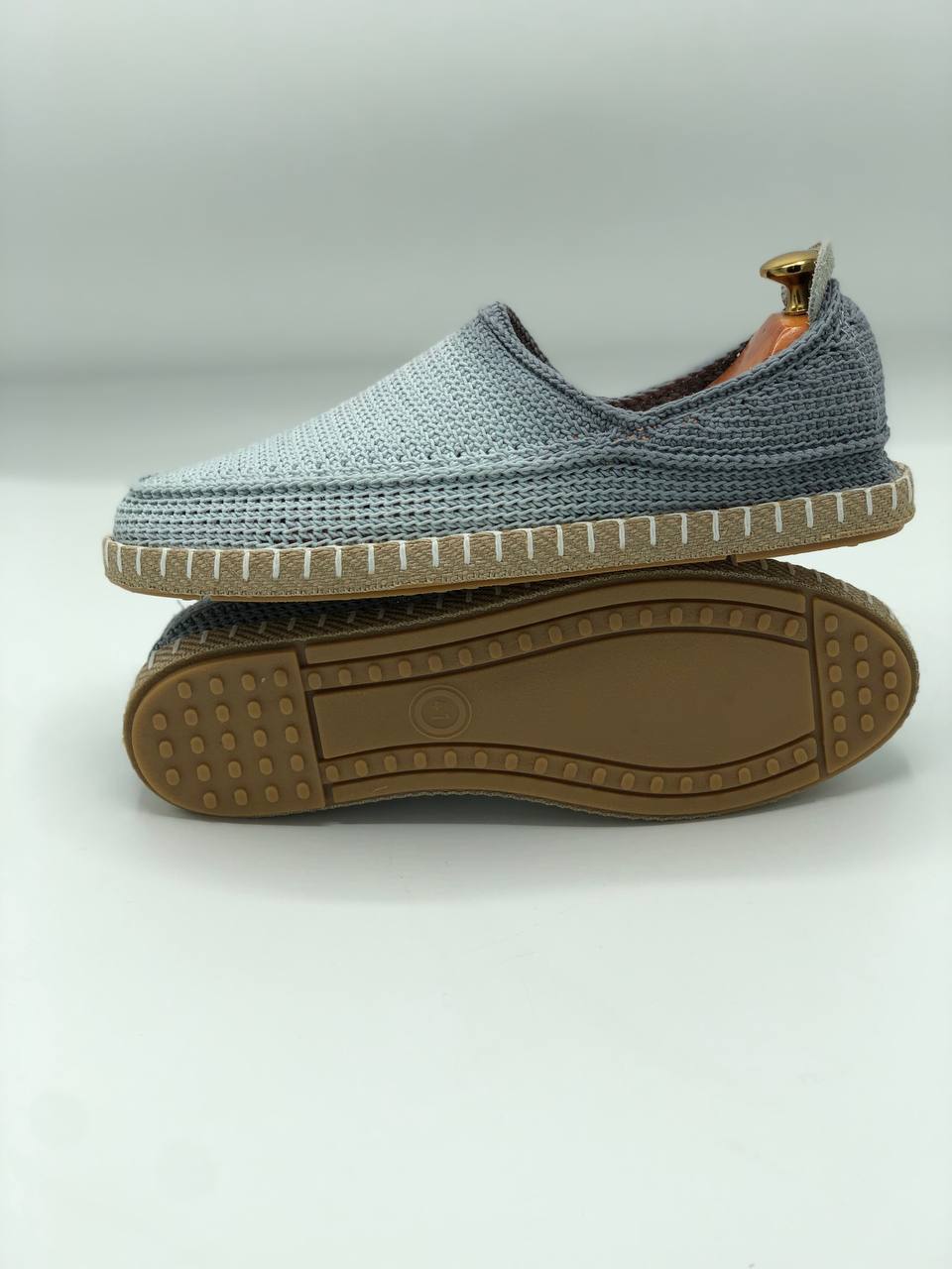 گیوه مردانه طوسی با زیره پیو و کفی چرمی،طراحی ساده و مدرن برای استفاده روزمره