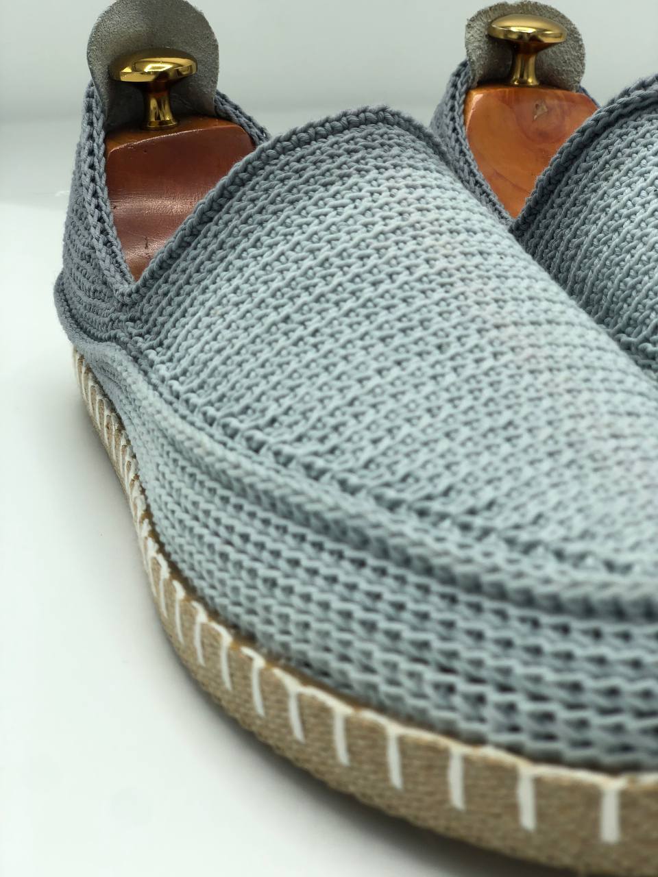 گیوه مردانه قیمت مناسب طوسی با زیره پیو و کفی چرمی،طراحی ساده و مدرن برای استفاده روزمره