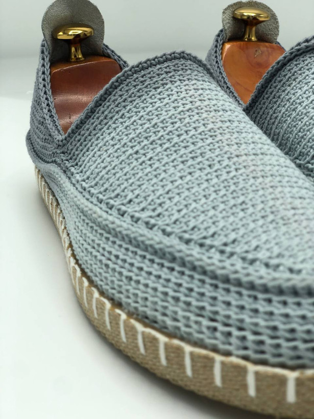 گیوه مردانه قیمت مناسب طوسی با زیره پیو و کفی چرمی،طراحی ساده و مدرن برای استفاده روزمره