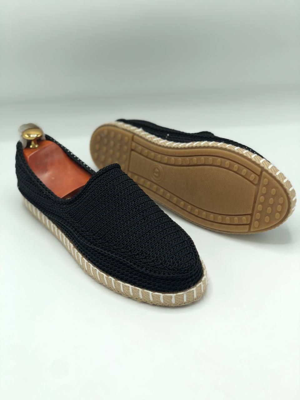 گیوه مردانه و زنانه مشکی ساده با زیره پیو و کفی چرم دست‌ بافت سنتی و مقاوم