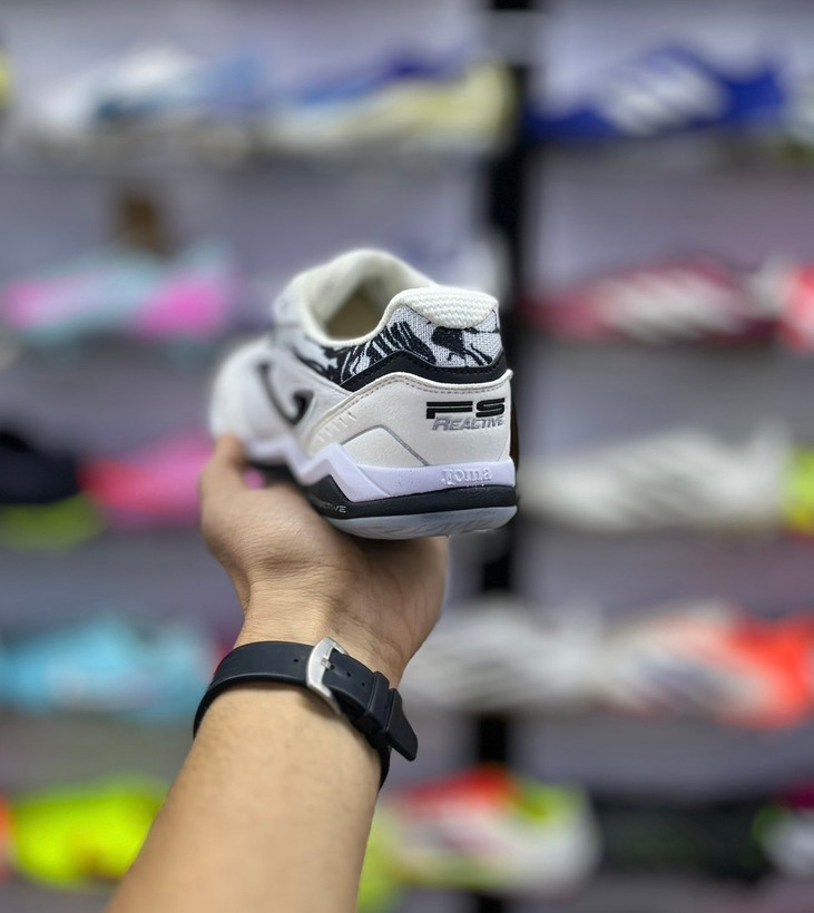 جزئیات رویه کفش فوتسال FS Reactive سفید مشکی