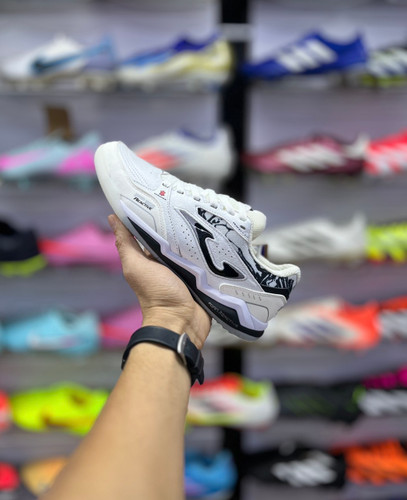 کفش فوتسال اورجینال جوما FS Reactive سفید مشکی از زاویه کنار