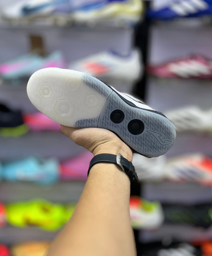 کفش فوتسال جوما سفید مشکی – زیره Non-Marking