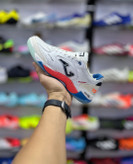 کفش فوتسال اورجینال جوما Top Flex Plus سفید قرمز آبی نمای کنار