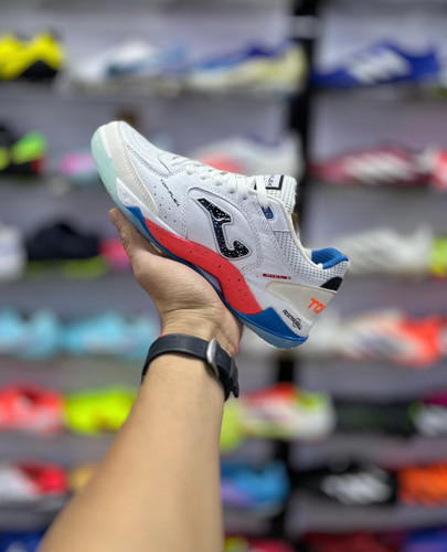 کفش فوتسال اورجینال جوما Top Flex Plus سفید قرمز آبی نمای کنار