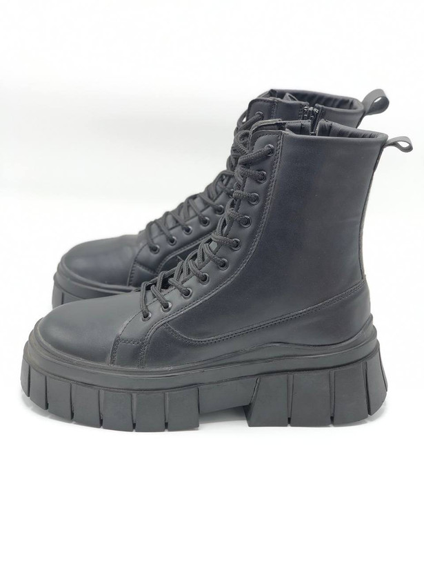 بوت چرم مردانه برشکا Softy مشکی نمای کنار