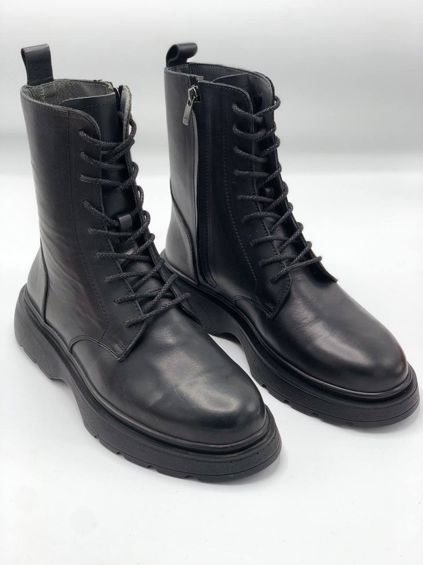 بوت مردانه چرم طبیعی برشکا مشکی نمای کنار