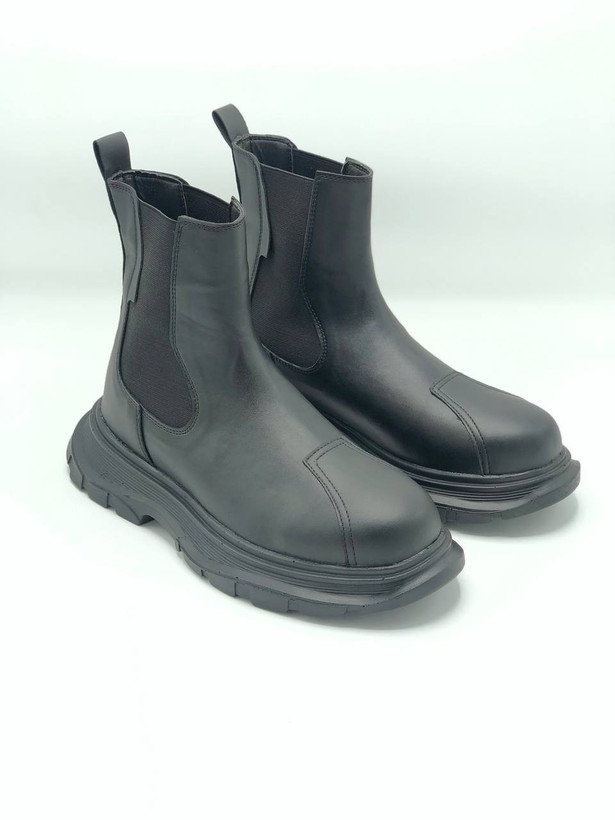 بوت مردانه الکساندر مککوئین چرمی مشکی نمای کنار