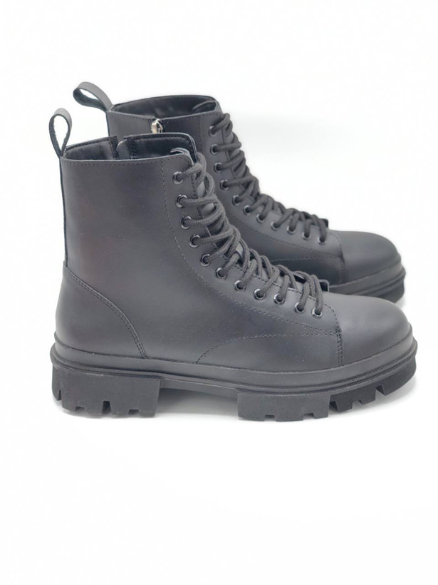 بوت مردانه برشکا چرمی مشکی نمای کنار