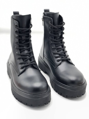 بوت مردانه برشکا زیپیبندی چرمی مشکی نمای کنار