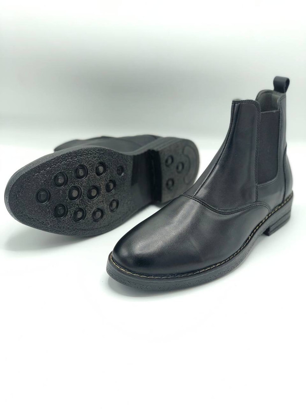 نمای جانبی نیم بوت مردانه چلسی چرمی با کش دوطرفه