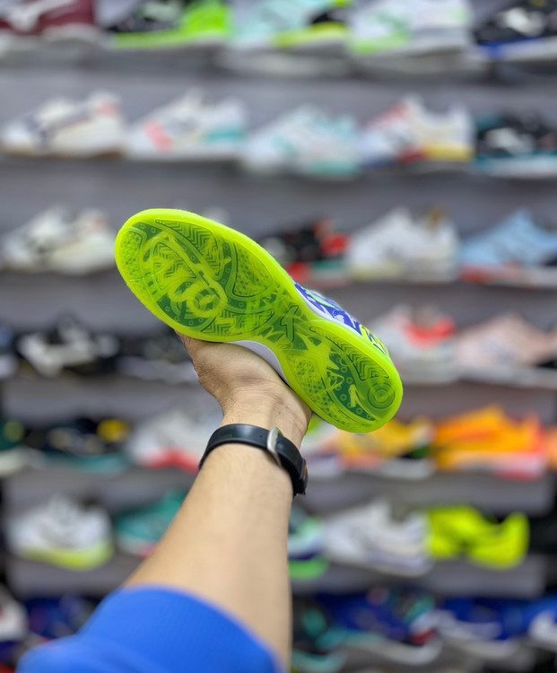 نمای جانبی کفش فوتسال Joma Top Flex Pito سفید با جزئیات سبز فسفری