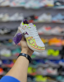 نمای جانبی کفش فوتسال Joma Top Flex Amandinha سفید با جزئیات بنفش