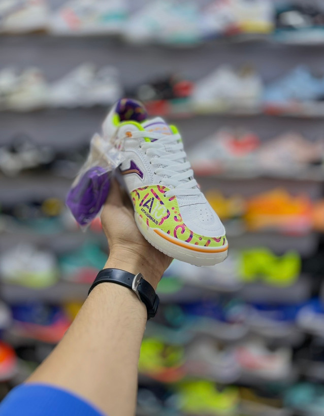 نمای جانبی کفش فوتسال Joma Top Flex Amandinha سفید با جزئیات بنفش