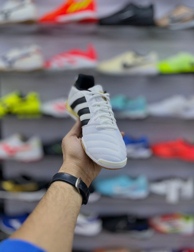 نمای جانبی کفش فوتسال Adidas Top Sala Competition سفید طلایی مشکی مناسب بازیکنان تکنیکی و هجومی