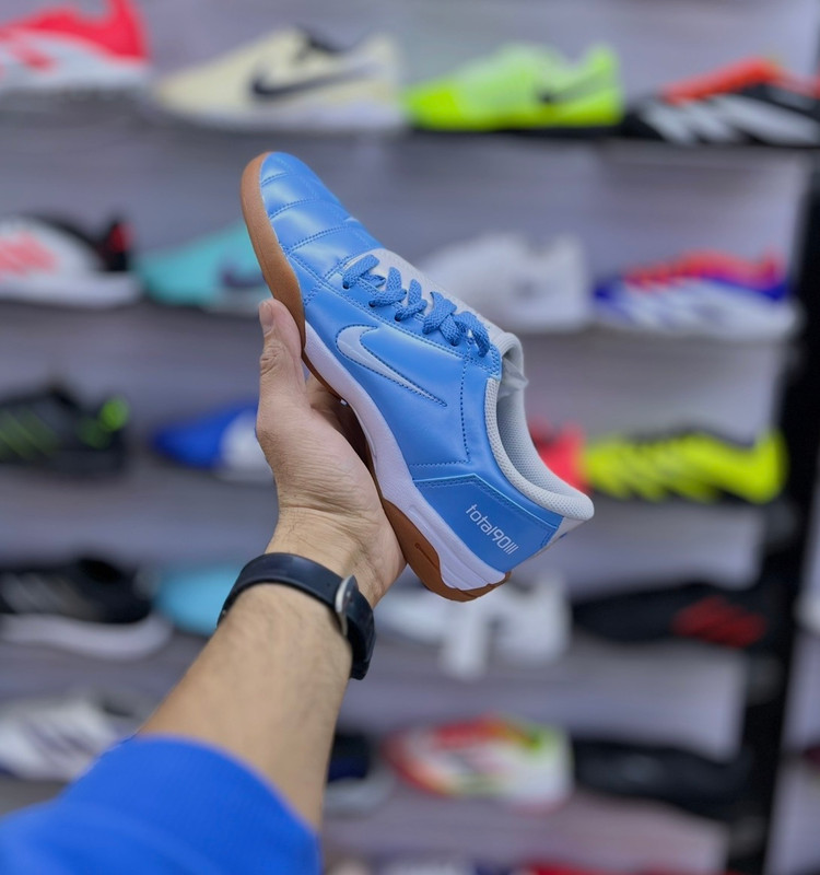 نمای جانبی کفش فوتسال Nike Total90 آبی مناسب بازیکنان سرعتی و هجومی