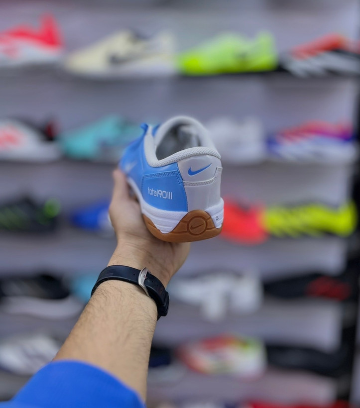 طراحی سبک و حرفهای کفش فوتسال نایکی Total90 آبی اورجینال